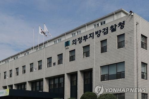 25일 검찰과 지역 정가 등에 따르면 의정부지검 공안부(김석담 부장검사)는 지난 22일 정치자금법 위반 혐의로 A(57)씨를 구속했다.