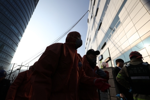 25일 오전 서울 서대문구 충정로 KT아현국사에서 소방 관계자 등이 전날 발생한 화재 원인 등을 조사하기 위한 현장 감식을 위해 분주하게 움직이고 있다.