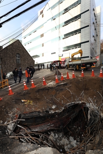 25일 오전 전날 화재가 발생한 서울 서대문구 충정로 KT아현국사에서 KT 관계자 등이 복구를 위해 분주히 움직이고 있다.