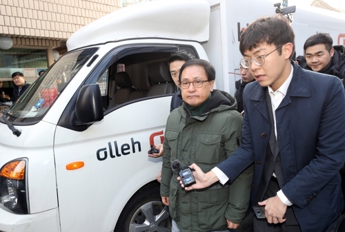 유영민 과학기술정보통신부 장관이 25일 오전 전날 화재가 발생한 서울 서대문구 충정로 KT아현국사를 찾아 굳은 얼굴로 현장을 둘러보고 있다.