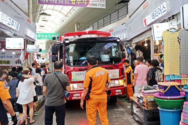 전통시장을 찾은 인파를 뚫고 있는 소방차량
