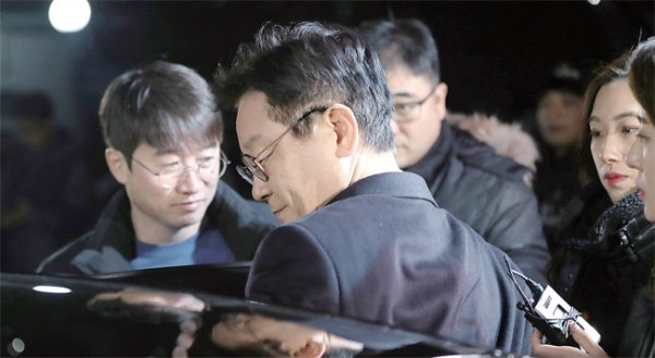 친형 강제입원, 검사 사칭, 대장동 개발 관련 허위사실 공표 등 혐의에 대한 피의자 신분으로 검찰에 출석한 이재명 경기도지사가 24일 밤 13시간에 걸친 조사를 마친 뒤 수원지검 성남지청을 떠나고 있다. 연합뉴스