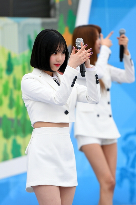 경기도청 북부청사 광장 개장 축제인 ‘경기평화광장으로 가자’가 열린 24일 경기평화광장에서 걸그룹 여자친구가 신나는 무대를 선보이고 있다. 23일부터 사흘간 열린 이번 축제는 공연, 전시, 체험 등 도민이면 누구나 참여해 즐길 수 있는 다채로운 프로그램으로 풍성하게 구성됐다. 조태형기자
