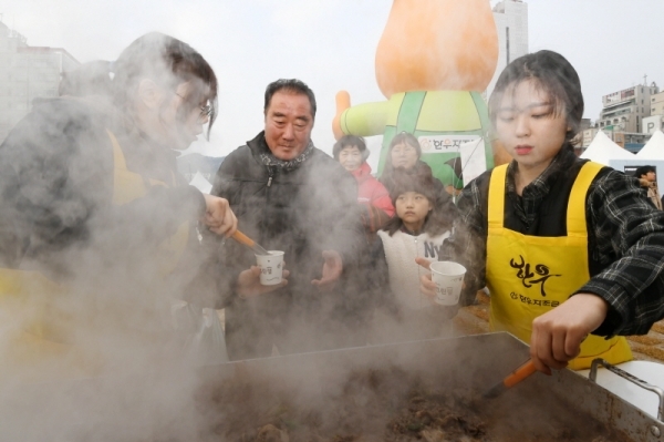 경기도청 북부청사 광장 개장 축제인 ‘경기평화광장으로 가자’가 열린 24일 경기평화광장에서 시민들이 한우 불고기를 맛보고 있다. 23일부터 사흘간 열린 이번 축제는 공연, 전시, 체험 등 도민이면 누구나 참여해 즐길 수 있는 다채로운 프로그램으로 풍성하게 구성됐다. 조태형기자