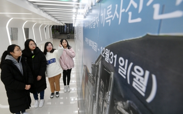 경기도청 북부청사 광장 개장 축제인 ‘경기평화광장으로 가자’가 열린 24일 경기평화광장에서 유라시아 횡단열차 탐사 기록 사진전을 관람하고 있다. 23일부터 사흘간 열린 이번 축제는 공연, 전시, 체험 등 도민이면 누구나 참여해 즐길 수 있는 다채로운 프로그램으로 풍성하게 구성됐다. 조태형기자