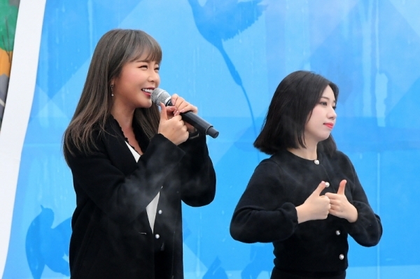 경기도청 북부청사 광장 개장 축제인 ‘경기평화광장으로 가자’가 열린 24일 경기평화광장에서 인기 가수 홍진영이 흥겨운 무대를 선보이고 있다. 23일부터 사흘간 열린 이번 축제는 공연, 전시, 체험 등 도민이면 누구나 참여해 즐길 수 있는 다채로운 프로그램으로 풍성하게 구성됐다. 조태형기자