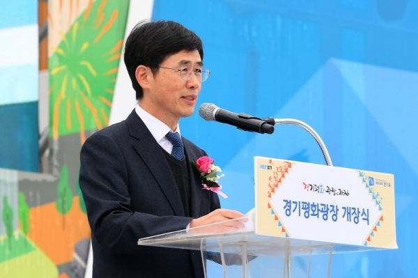 경기도청 북부청사 광장 개장 축제인 ‘경기평화광장으로 가자’가 열린 24일 경기평화광장에서 김진흥 경기도 행정2부지사가 인사말을 하고 있다. 23일부터 사흘간 열린 이번 축제는 공연, 전시, 체험 등 도민이면 누구나 참여해 즐길 수 있는 다채로운 프로그램으로 풍성하게 구성됐다. 조태형기자