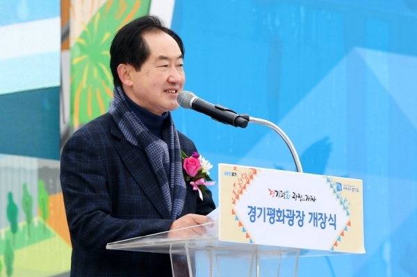경기도청 북부청사 광장 개장 축제인 ‘경기평화광장으로 가자’가 열린 24일 경기평화광장에서 안병용 의정부시장이 인사말을 하고 있다. 23일부터 사흘간 열린 이번 축제는 공연, 전시, 체험 등 도민이면 누구나 참여해 즐길 수 있는 다채로운 프로그램으로 풍성하게 구성됐다. 조태형기자