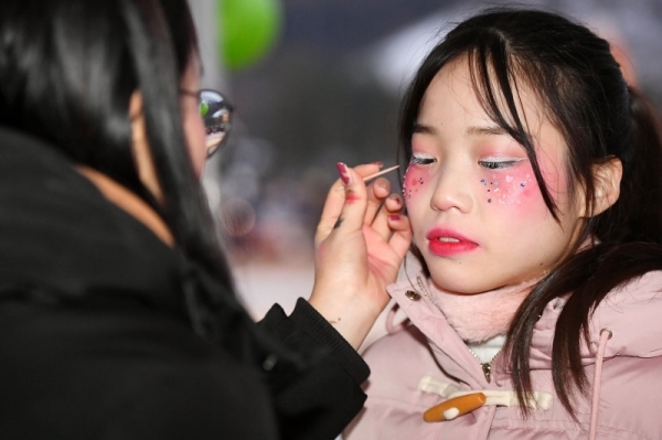 경기도청 북부청사 광장 개장 축제인 ‘경기평화광장으로 가자’가 열린 24일 경기평화광장에서 한 시민이 특수 분장 체험을 하고 있다. 23일부터 사흘간 열린 이번 축제는 공연, 전시, 체험 등 도민이면 누구나 참여해 즐길 수 있는 다채로운 프로그램으로 풍성하게 구성됐다. 조태형기자