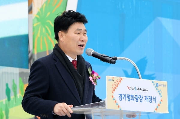 경기도청 북부청사 광장 개장 축제인 ‘경기평화광장으로 가자’가 열린 24일 경기평화광장에서 김원기 경기도의회 부의장이 인사말을 하고 있다. 23일부터 사흘간 열린 이번 축제는 공연, 전시, 체험 등 도민이면 누구나 참여해 즐길 수 있는 다채로운 프로그램으로 풍성하게 구성됐다. 조태형기자