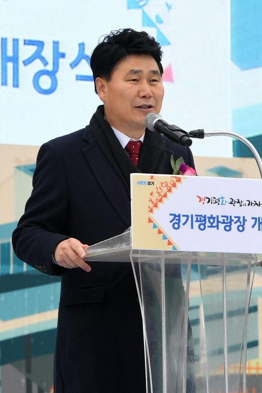 경기도청 북부청사 광장 개장 축제인 ‘경기평화광장으로 가자’가 열린 24일 경기평화광장에서 김원기 경기도의회 부의장이 인사말을 하고 있다. 23일부터 사흘간 열린 이번 축제는 공연, 전시, 체험 등 도민이면 누구나 참여해 즐길 수 있는 다채로운 프로그램으로 풍성하게 구성됐다. 조태형기자