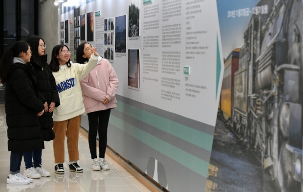 경기도청 북부청사 광장 개장 축제인 ‘경기평화광장으로 가자’가 열린 24일 경기평화광장에서 유라시아 횡단열차 탐사 기록 사진전을 관람하고 있다. 23일부터 사흘간 열린 이번 축제는 공연, 전시, 체험 등 도민이면 누구나 참여해 즐길 수 있는 다채로운 프로그램으로 풍성하게 구성됐다. 조태형기자