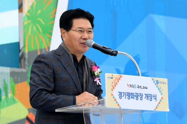 경기도청 북부청사 광장 개장 축제인 ‘경기평화광장으로 가자’가 열린 24일 경기평화광장에서 홍문종 국회의원이 인사말을 하고 있다. 23일부터 사흘간 열린 이번 축제는 공연, 전시, 체험 등 도민이면 누구나 참여해 즐길 수 있는 다채로운 프로그램으로 풍성하게 구성됐다. 조태형기자