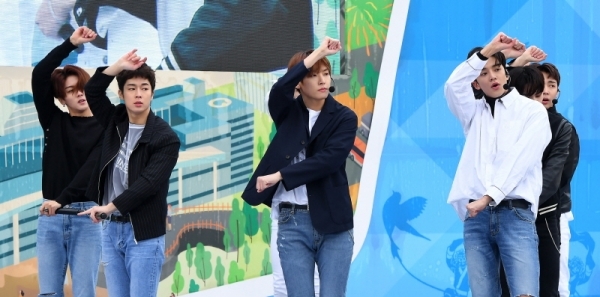 경기도청 북부청사 광장 개장 축제인 ‘경기평화광장으로 가자’가 열린 24일 경기평화광장에서 인기 아이돌 SF9이 멋진 무대를 선보이고 있다. 23일부터 사흘간 열린 이번 축제는 공연, 전시, 체험 등 도민이면 누구나 참여해 즐길 수 있는 다채로운 프로그램으로 풍성하게 구성됐다. 조태형기자