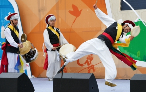 경기도청 북부청사 광장 개장 축제인 ‘경기평화광장으로 가자’가 열린 24일 경기평화광장에서 광명농악보존회가 흥겨운 무대를 선보이고 있다. 23일부터 사흘간 열린 이번 축제는 공연, 전시, 체험 등 도민이면 누구나 참여해 즐길 수 있는 다채로운 프로그램으로 풍성하게 구성됐다. 조태형기자