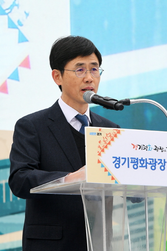 경기도청 북부청사 광장 개장 축제인 ‘경기평화광장으로 가자’가 열린 24일 경기평화광장에서 김진흥 경기도 행정2부지사가 인사말을 하고 있다. 23일부터 사흘간 열린 이번 축제는 공연, 전시, 체험 등 도민이면 누구나 참여해 즐길 수 있는 다채로운 프로그램으로 풍성하게 구성됐다. 조태형기자
