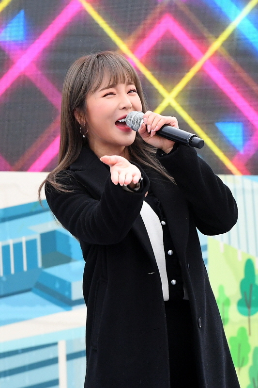 경기도청 북부청사 광장 개장 축제인 ‘경기평화광장으로 가자’가 열린 24일 경기평화광장에서 인기가수 홍진영이 신나는 무대를 선보이고 있다. 23일부터 사흘간 열린 이번 축제는 공연, 전시, 체험 등 도민이면 누구나 참여해 즐길 수 있는 다채로운 프로그램으로 풍성하게 구성됐다. 조태형기자