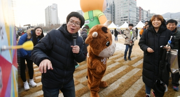 경기도청 북부청사 광장 개장 축제인 ‘경기평화광장으로 가자’가 열린 24일 경기평화광장에서 시민들이 한우 추첨행사에 참여하고 있다. 23일부터 사흘간 열린 이번 축제는 공연, 전시, 체험 등 도민이면 누구나 참여해 즐길 수 있는 다채로운 프로그램으로 풍성하게 구성됐다. 조태형기자
