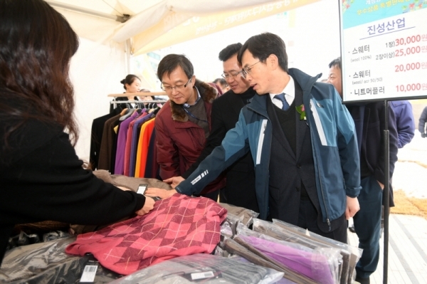경기도청 북부청사 광장 개장 축제인 ‘경기평화광장으로 가자’가 열린 24일 경기평화광장에서 김진흥 경기도 행정2부지사가 주요 참석자들과 함꼐 개성공단 입주 기업 물품을 살펴보고 있다. 23일부터 사흘간 열린 이번 축제는 공연, 전시, 체험 등 도민이면 누구나 참여해 즐길 수 있는 다채로운 프로그램으로 풍성하게 구성됐다. 조태형기자