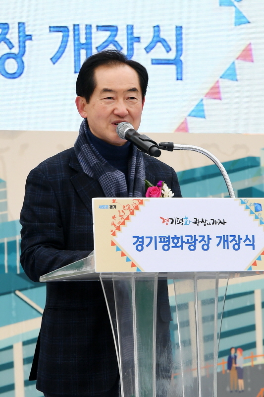 경기도청 북부청사 광장 개장 축제인 ‘경기평화광장으로 가자’가 열린 24일 경기평화광장에서 안병용 의정부시장이 인사말을 하고 있다. 23일부터 사흘간 열린 이번 축제는 공연, 전시, 체험 등 도민이면 누구나 참여해 즐길 수 있는 다채로운 프로그램으로 풍성하게 구성됐다. 조태형기자