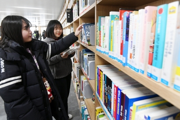 경기도청 북부청사 광장 개장 축제인 ‘경기평화광장으로 가자’가 열린 24일 경기평화광장 북카페에서 시민들이 책을 고르고 있다. 23일부터 사흘간 열린 이번 축제는 공연, 전시, 체험 등 도민이면 누구나 참여해 즐길 수 있는 다채로운 프로그램으로 풍성하게 구성됐다. 조태형기자