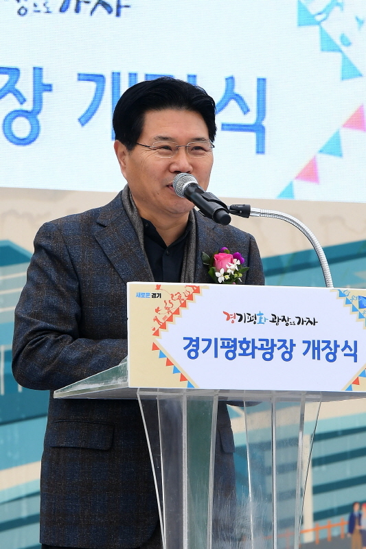 경기도청 북부청사 광장 개장 축제인 ‘경기평화광장으로 가자’가 열린 24일 경기평화광장에서 홍문종 국회의원이 인사말을 하고 있다. 23일부터 사흘간 열린 이번 축제는 공연, 전시, 체험 등 도민이면 누구나 참여해 즐길 수 있는 다채로운 프로그램으로 풍성하게 구성됐다. 조태형기자
