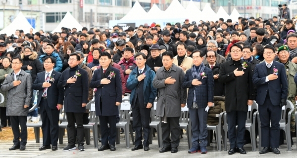 경기도청 북부청사 광장 개장 축제인 ‘경기평화광장으로 가자’가 열린 24일 경기평화광장에서 김진흥 경기도 행정2부지사, 김원기 경기도의회 부의장, 안병용 의정부시장, 홍문종 국회의원 등 주요 참석자들이 국민의례를 하고 있다. 23일부터 사흘간 열린 이번 축제는 공연, 전시, 체험 등 도민이면 누구나 참여해 즐길 수 있는 다채로운 프로그램으로 풍성하게 구성됐다. 조태형기자