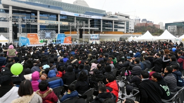 경기도청 북부청사 광장 개장 축제인 ‘경기평화광장으로 가자’가 열린 24일 경기평화광장에서 시민들이 화려한 축제의 시작을 알리는 공연을 즐기고 있다. 23일부터 사흘간 열린 이번 축제는 공연, 전시, 체험 등 도민이면 누구나 참여해 즐길 수 있는 다채로운 프로그램으로 풍성하게 구성됐다. 조태형기자