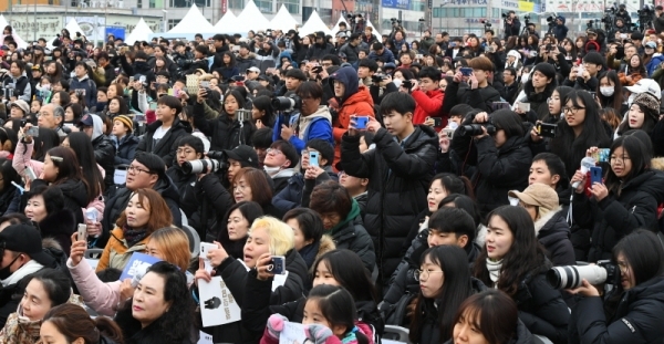 경기도청 북부청사 광장 개장 축제인 ‘경기평화광장으로 가자’가 열린 24일 경기평화광장에서 시민들이 걸그룹 여자친구의 무대를 즐기고 있다. 23일부터 사흘간 열린 이번 축제는 공연, 전시, 체험 등 도민이면 누구나 참여해 즐길 수 있는 다채로운 프로그램으로 풍성하게 구성됐다. 조태형기자
