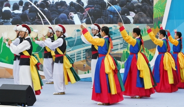 경기도청 북부청사 광장 개장 축제인 ‘경기평화광장으로 가자’가 열린 24일 경기평화광장에서 광명농악보존회가 흥겨운 무대를 선보이고 있다. 23일부터 사흘간 열린 이번 축제는 공연, 전시, 체험 등 도민이면 누구나 참여해 즐길 수 있는 다채로운 프로그램으로 풍성하게 구성됐다. 조태형기자