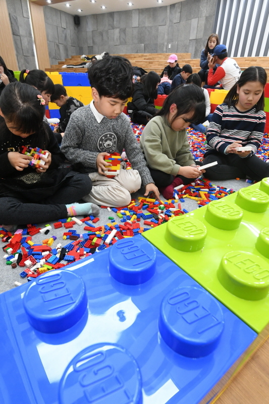 경기도청 북부청사 광장 개장 축제인 ‘경기평화광장으로 가자’가 열린 24일 경기평화광장에서 어린이들이 브릭 놀이터에서 즐거운 시간을 보내고 있다. 23일부터 사흘간 열린 이번 축제는 공연, 전시, 체험 등 도민이면 누구나 참여해 즐길 수 있는 다채로운 프로그램으로 풍성하게 구성됐다. 조태형기자