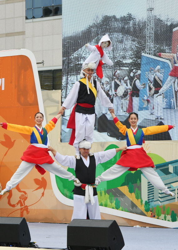 경기도청 북부청사 광장 개장 축제인 ‘경기평화광장으로 가자’가 열린 24일 경기평화광장에서 광명농악보존회가 흥겨운 무대를 선보이고 있다. 23일부터 사흘간 열린 이번 축제는 공연, 전시, 체험 등 도민이면 누구나 참여해 즐길 수 있는 다채로운 프로그램으로 풍성하게 구성됐다. 조태형기자