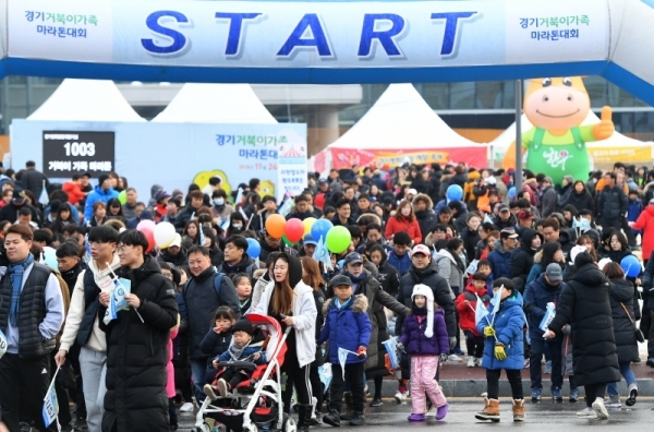 경기도청 북부청사 광장 개장 축제인 ‘경기평화광장으로 가자’가 열린 24일 경기평화광장에서 경기 거북이 가족 마라톤 대회에 참가한 시민들이 다함께 출발하고 있다. 23일부터 사흘간 열린 이번 축제는 공연, 전시, 체험 등 도민이면 누구나 참여해 즐길 수 있는 다채로운 프로그램으로 풍성하게 구성됐다. 조태형기자