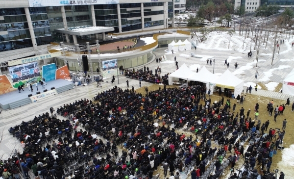 경기도청 북부청사 광장 개장 축제인 ‘경기평화광장으로 가자’가 열린 24일 경기평화광장에서 시민들이 화려한 축제의 시작을 알리는 공연을 즐기고 있다. 23일부터 사흘간 열린 이번 축제는 공연, 전시, 체험 등 도민이면 누구나 참여해 즐길 수 있는 다채로운 프로그램으로 풍성하게 구성됐다. 조태형기자