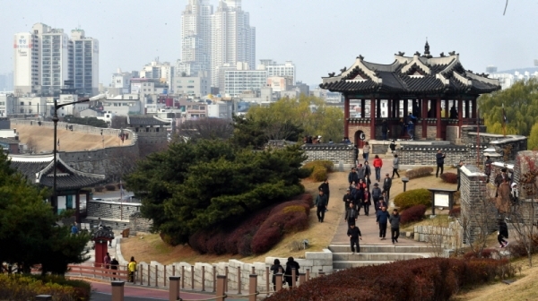 추위가 풀린 뒤 초미세먼지가 ‘나쁨’ 수준을 보인 25일 휴일을 맞아 수원화성을 찾은 관광객들이 화홍문 방화수류정을 둘러보고 있다.전형민기자