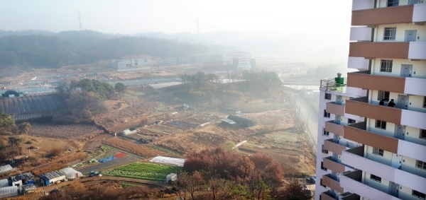 경기지역에 초미세먼지가 나쁨수준을 보인 25일 오전 안산시, 시흥시 일대가 뿌옇게 흐려 보이고 있다. 기상청은 경기지역에 또다시 찾아온 미세먼지, 초미세먼지 나쁨 수준이 오는 28까지 이어질 것으로 예보했다. 김시범기자