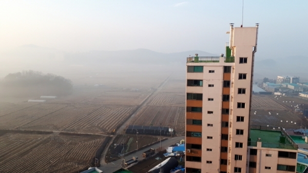 경기지역에 초미세먼지가 나쁨수준을 보인 25일 오전 안산시, 시흥시 일대가 뿌옇게 흐려 보이고 있다. 기상청은 경기지역에 또다시 찾아온 미세먼지, 초미세먼지 나쁨 수준이 오는 28까지 이어질 것으로 예보했다. 김시범기자