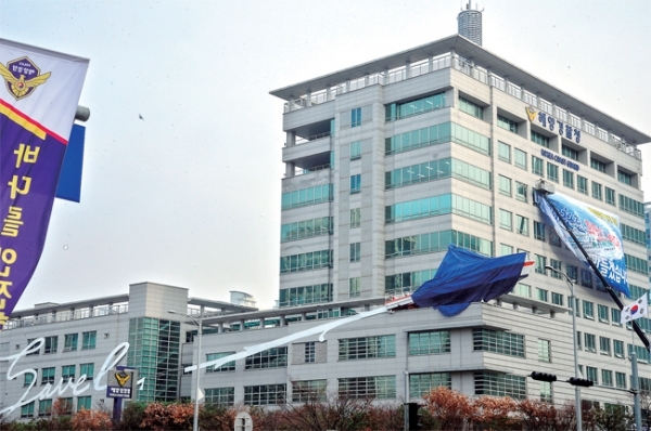 25일 인천 연수구 송도동 해양경찰청에서 공사 관계자들이 오른쪽에 설치된 해양경찰청의 인명 구조선과 그 뒤로 'Save Life'라고 적힌 문구 작업을 하고 있다. 이 시설물은 27일 일반인들에게 공개할 예정이다. 조주현기자