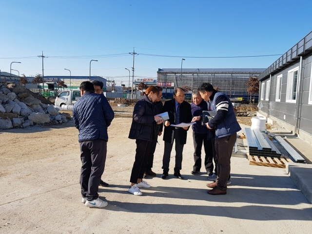 이부영 수원도시공사사장이 이전 운영 예정인 대황교동 수원시 견인차보관소현장을 방문해 현안사항을 점검하고 있다. 수원도시공사 제공