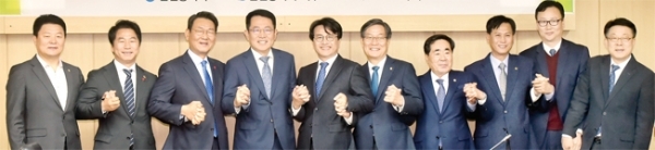 26일 인천 서구청에서 열린 서구지역 현안사항에 대한 협력방안 공동 합의사항 발표에 참석한 박남춘 인천시장, 이재현 서구청장, 신동근 국회의원, 김교홍 민주당 서구지역위원장 등이 합의사항을 발표한 뒤 기념촬영하고 있다. 조주현기자
