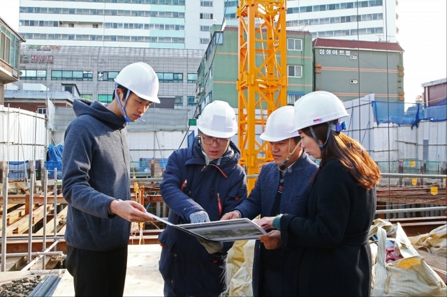 인천미추홀구 건축분야 제도(규제) 개선 동아리 회원들이 일선 건축현장에서 공사 관계자와 함께 불필요하고 비합리적인 부분이 없는지를 점검하고 있다. 미추홀구 제공
