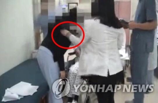 제주대학교 A 교수가 상습적으로 직원을 폭행하는 등 이른바 '갑질'을 했다는 의혹이 제기된 가운데 관련 영상이 공개됐다. 연합뉴스