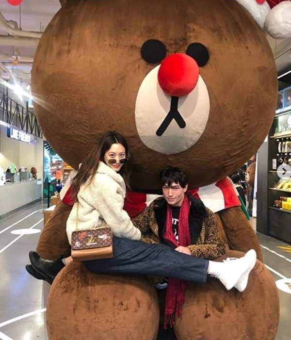 배우 수현(왼쪽부터) 에즈라 밀러. 수현 인스타그램