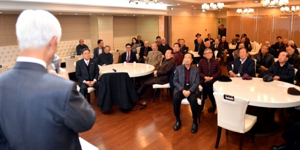 27일 수원시 팔달구 더아리엘에서 열린 ‘국가안보경기회 제41차 안보포럼’에서 송종환 전 파키스탄 대사가 “북한 비핵화 진단과 대책”이란 주제로 특강을 하고 있다.전형민기자