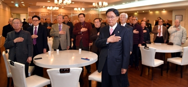 27일 수원시 팔달구 더아리엘에서 열린 ‘국가안보경기회 제41차 안보포럼’에서 김병순 국가안보경기회 회장 등 참석자들이 국민의례를 하고 있다.전형민기자