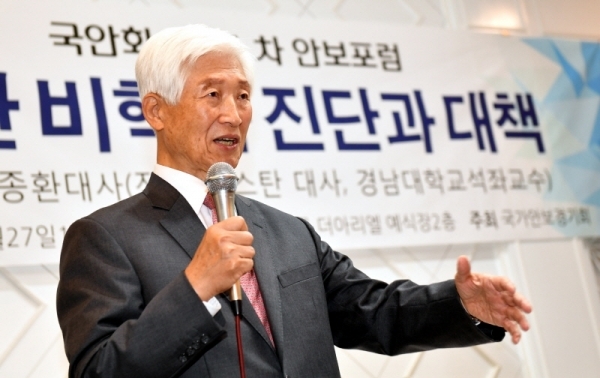 27일 수원시 팔달구 더아리엘에서 열린 ‘국가안보경기회 제41차 안보포럼’에서 송종환 전 파키스탄 대사가 “북한 비핵화 진단과 대책”이란 주제로 특강을 하고 있다.전형민기자