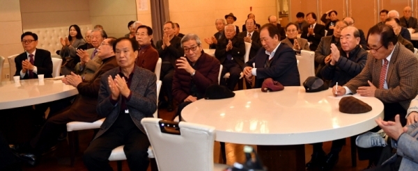 27일 수원시 팔달구 더아리엘에서 열린 ‘국가안보경기회 제41차 안보포럼’에서 김병순 국가안보경기회 회장, 신선철 경기일보 회장 등 참석자들이 국가안보 현안 등에 대해 토론을 하고 있다.전형민기자