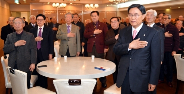 27일 수원시 팔달구 더아리엘에서 열린 ‘국가안보경기회 제41차 안보포럼’에서 김병순 국가안보경기회 회장 등 참석자들이 국민의례를 하고 있다.전형민기자