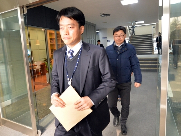 27일 검찰 수사관들이 이재명 경기도지사의 집무실에 대한 압수 수색을 마치고 경기도청을 빠져나오고 있다. 조태형기자
