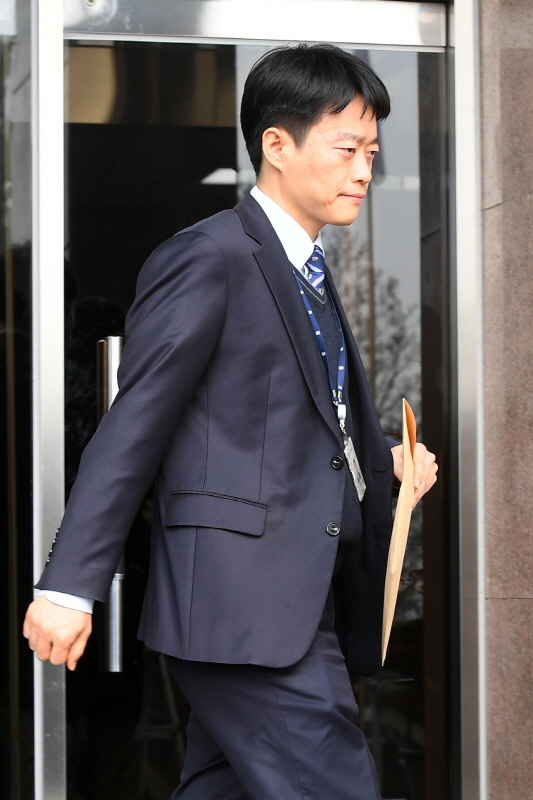 27일 검찰 수사관들이 이재명 경기도지사의 집무실에 대한 압수 수색을 마치고 경기도청을 빠져나오고 있다. 조태형기자